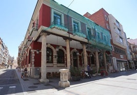 Trabajos de restauración de una de las fachadas del Casino.