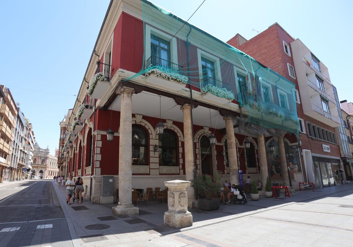 Trabajos de restauración de una de las fachadas del Casino.