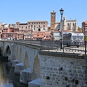 El puente sobre el río Duero ofrece una bella imagen, con las Casas del Tratado y San Antolín al fondo.