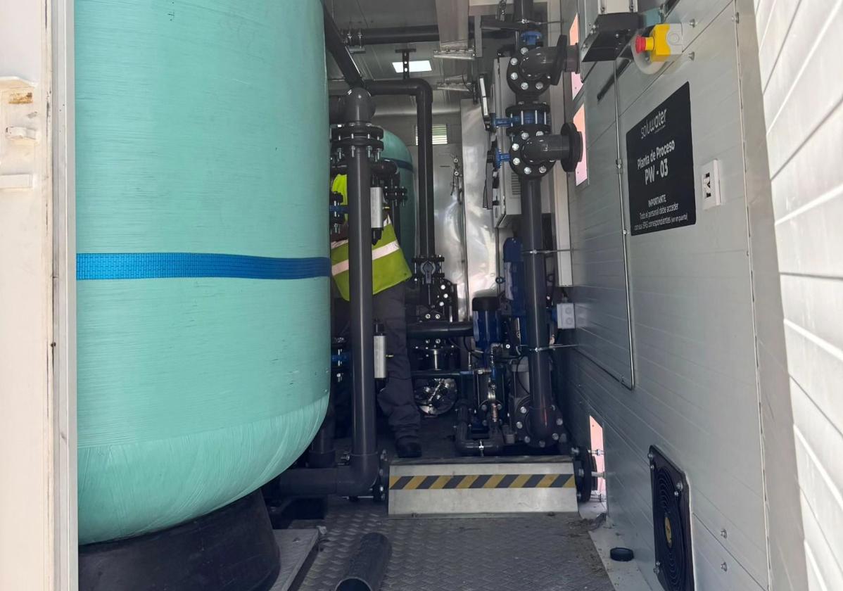 Un operario revisa la potabilizadora instalada en El Espinar.