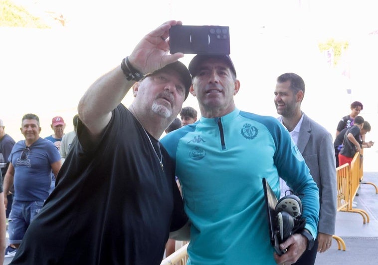 Guillermo Almada se hace un selfie con un aficionado