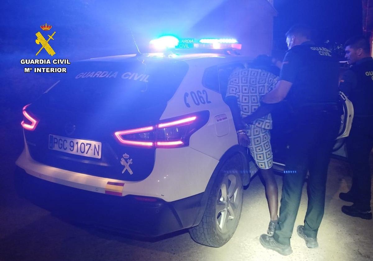 La Guardia Civil detiene al autor del robo.
