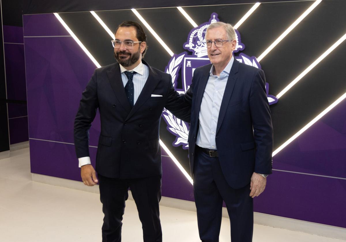Víctor Orta y Ramón Martínez posan antes de entrar en la sala de prensa del estadio Zorrilla.
