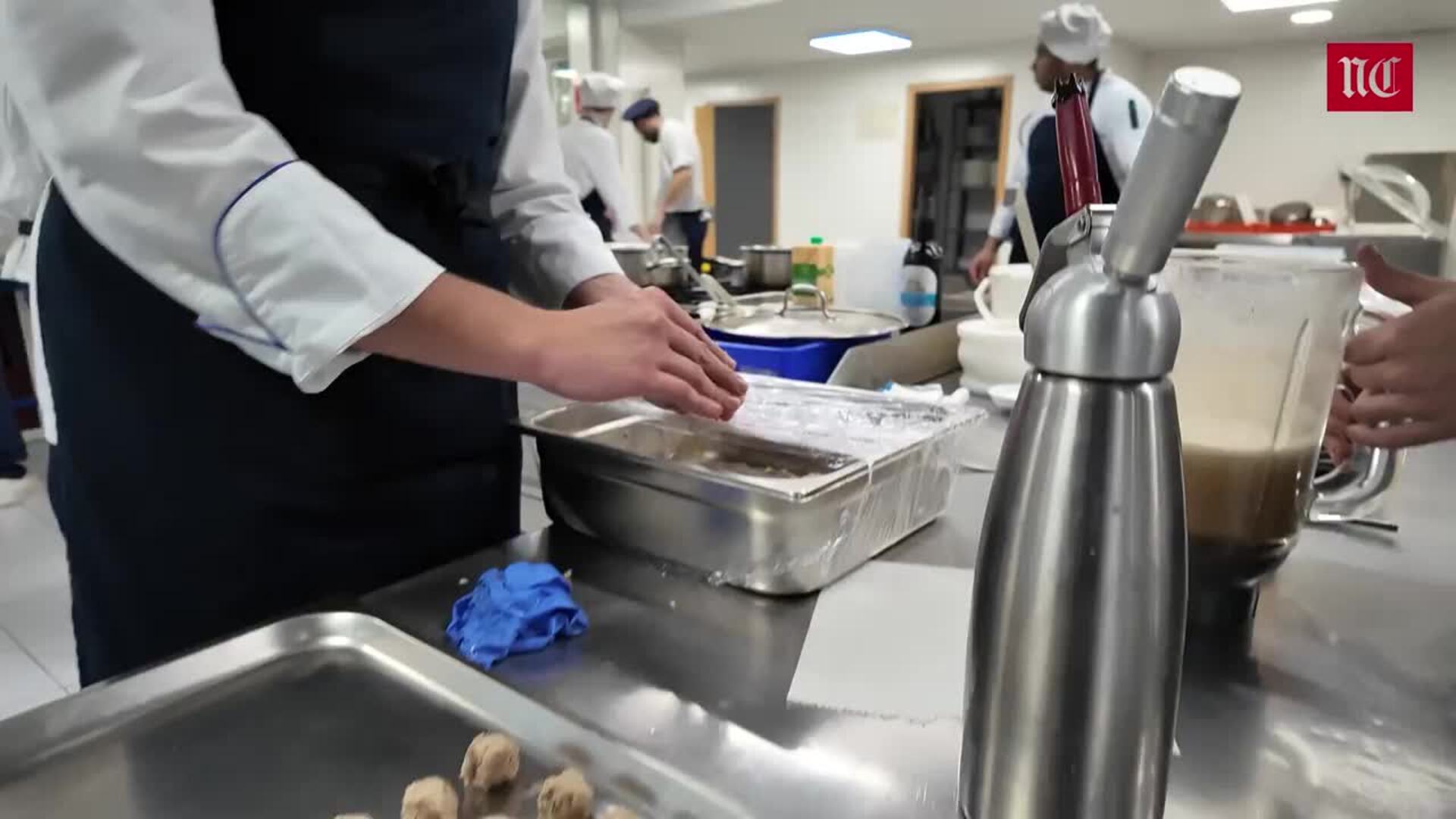 Buñuelo de caballa mechada elaborado por el chef Víctor Sanz