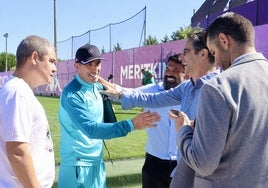 Guillermo Almada, dirigiendo el primer entrenamiento del Real Valladolid.