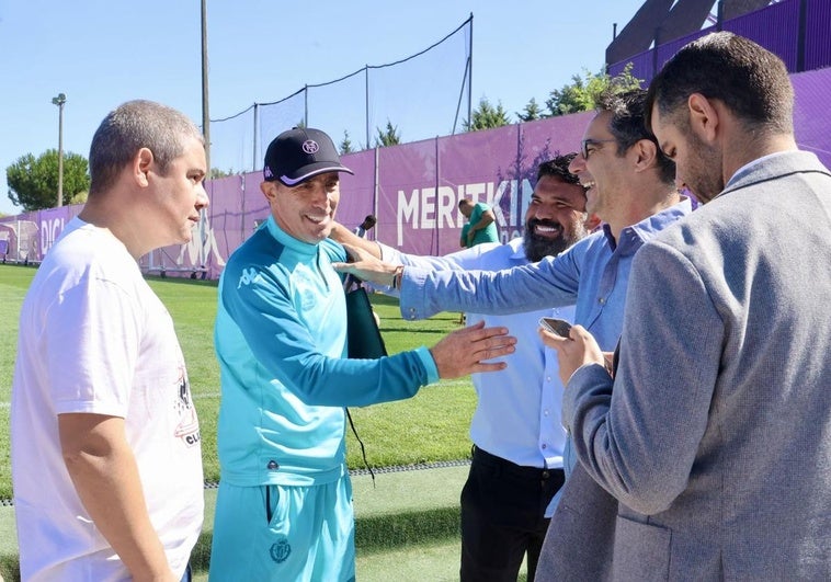 Guillermo Almada, dirigiendo el primer entrenamiento del Real Valladolid.