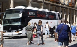 Autobús para donar sangre, este martes en la Calle Mayor.