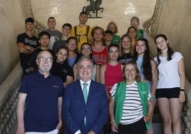 Los jóvenes del campamento de la Asociación del Cáncer posan con el delegado de la Junta en el Ayuntamiento, antes de ser recibidos por la alcaldesa Miriam Andrés.