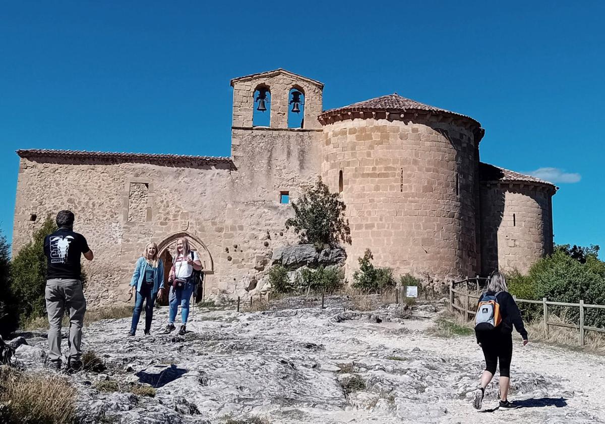 Visitantes a la ermita de San Frutos en las Hoces del río Duratón.