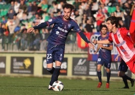 Juan de la Mata, ya ex jugador de la Segoviana, conduce el balón ante un rival.