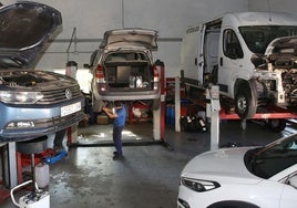 Un mecánico revisa el estado de los neumáticos de un coche en un taller de Segovia.