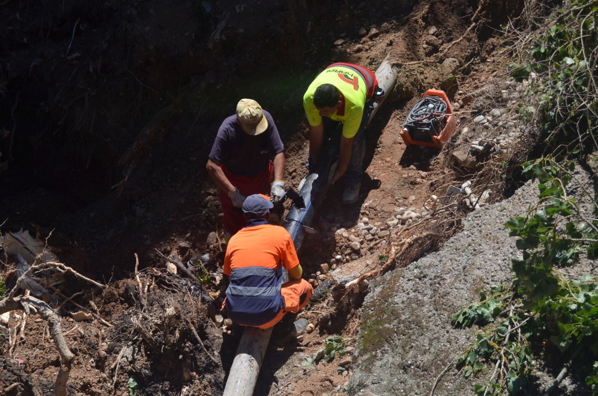 Operarios reparan la tubería rota.