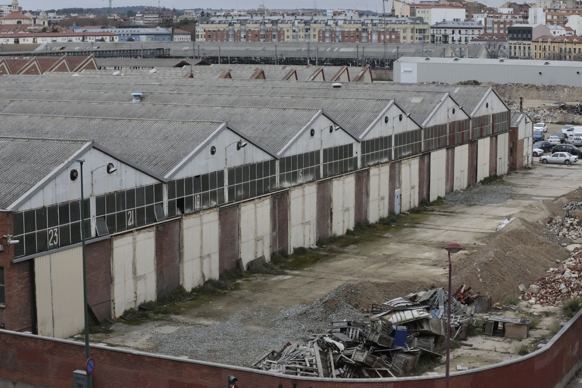 Naves de los viejos talleres de Renfe junto al paseo de Farnesio.