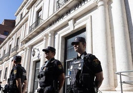 Varios agentes frente a la Audiencia Provincial, en una imagen de archivo.