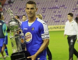 Casquero recoge el trofeo para el Getafe en 2011