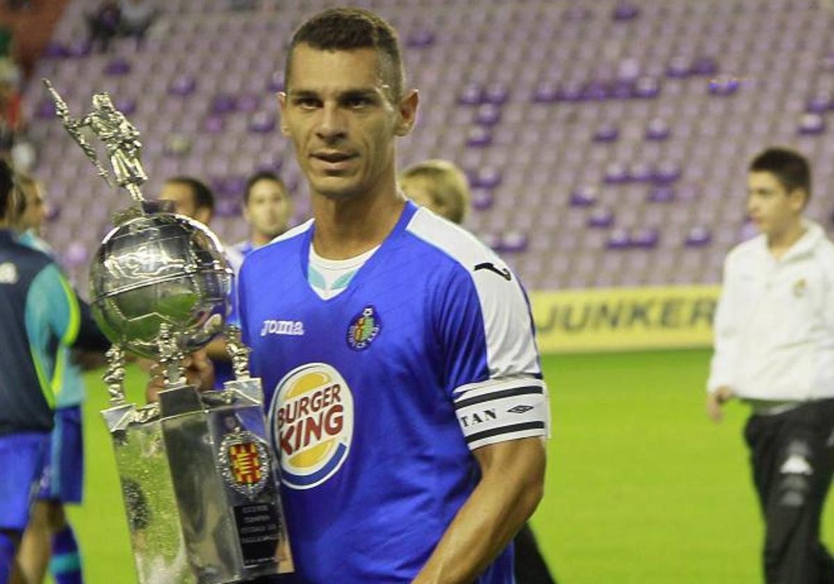 Casquero recoge el trofeo para el Getafe en 2011