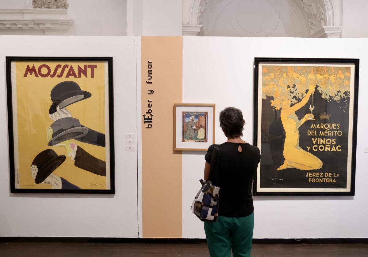 Una visitante observa carteles de la exposición.