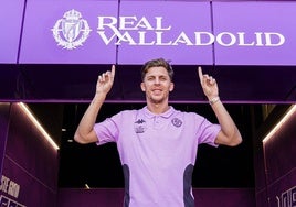 Iván Alejo posa en las instalaciones del estadio Zorrilla tras su fichaje por el Real Valladolid