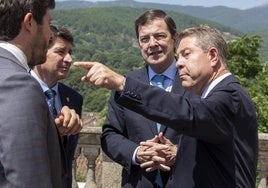 El presidente de la Junta de Castilla y León, Alfonso Fernández Mañueco, y el presidente de la Junta de Comunidades de Castilla-La Mancha, Emiliano García-Page, en la firma del convenio de colaboración en materia de asistencia sanitaria entre ambas comunidades.