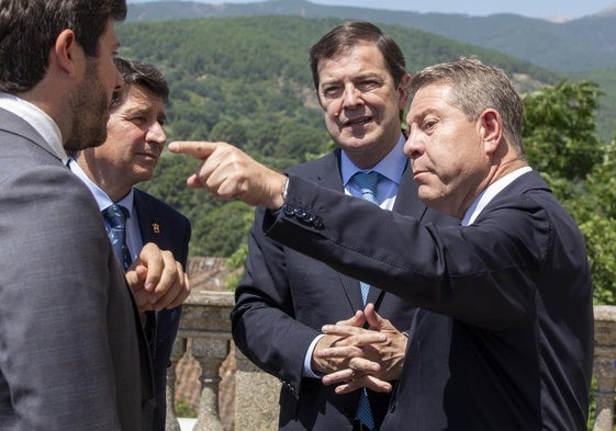 El presidente de la Junta de Castilla y León, Alfonso Fernández Mañueco, y el presidente de la Junta de Comunidades de Castilla-La Mancha, Emiliano García-Page, en la firma del convenio de colaboración en materia de asistencia sanitaria entre ambas comunidades.