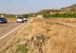 La señal sobre la que pasó el vehículo, en el kilómetro 9 de la VA-113, para acabar después dentro de la base militar.