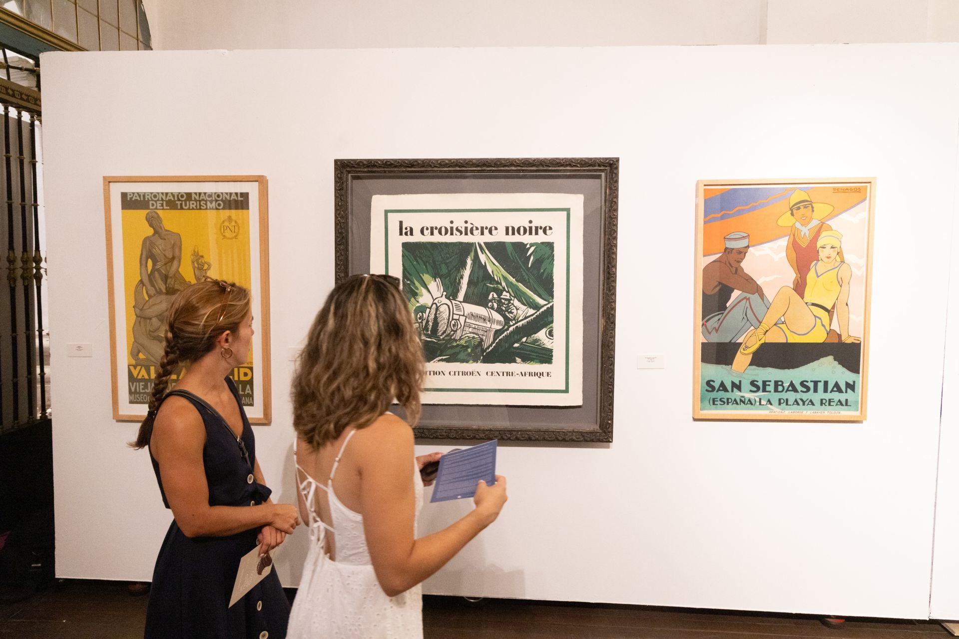 Los visitantes contemplan el mobiliario art decó expuesto en Las Francesas.