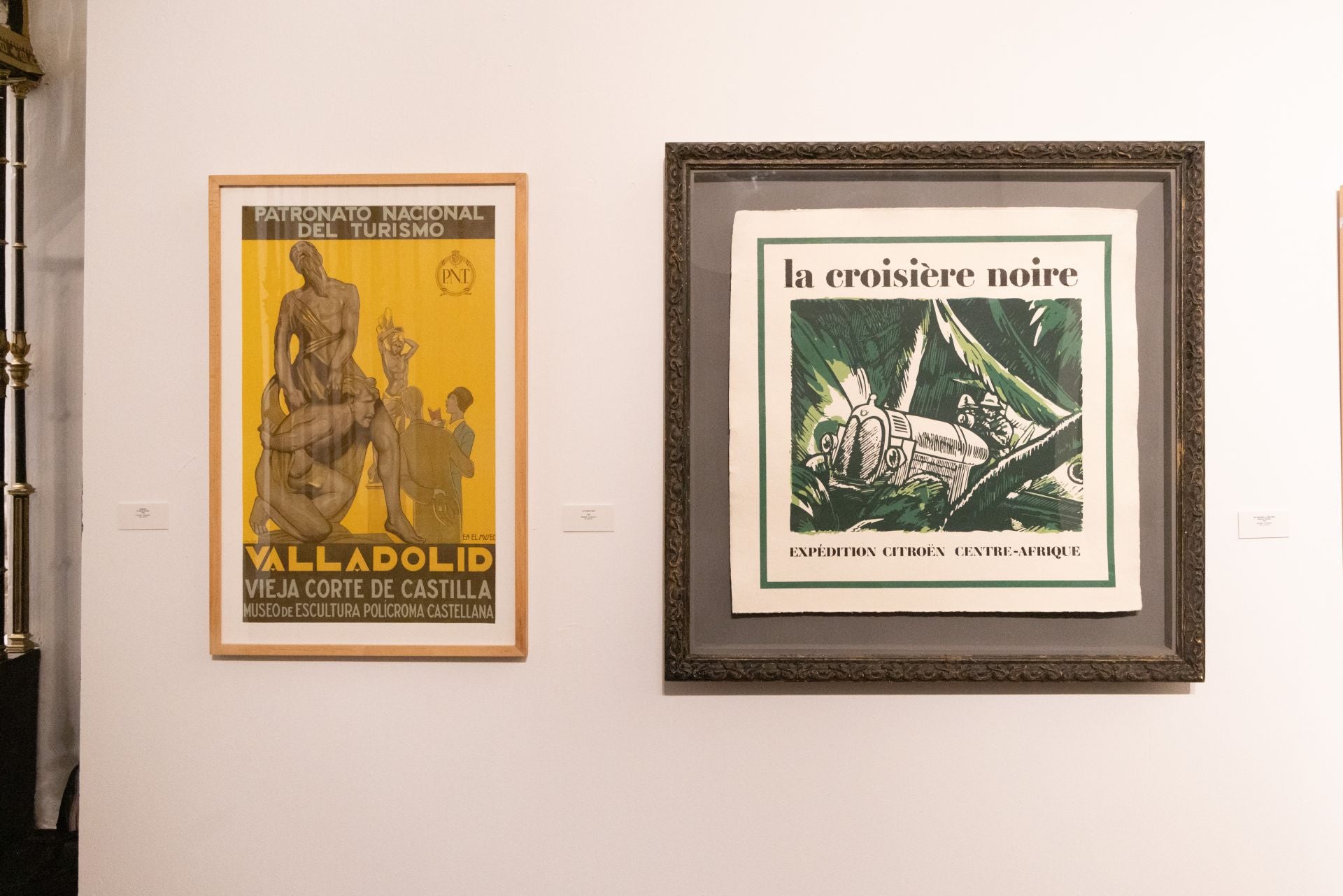 Los visitantes contemplan el mobiliario art decó expuesto en Las Francesas.