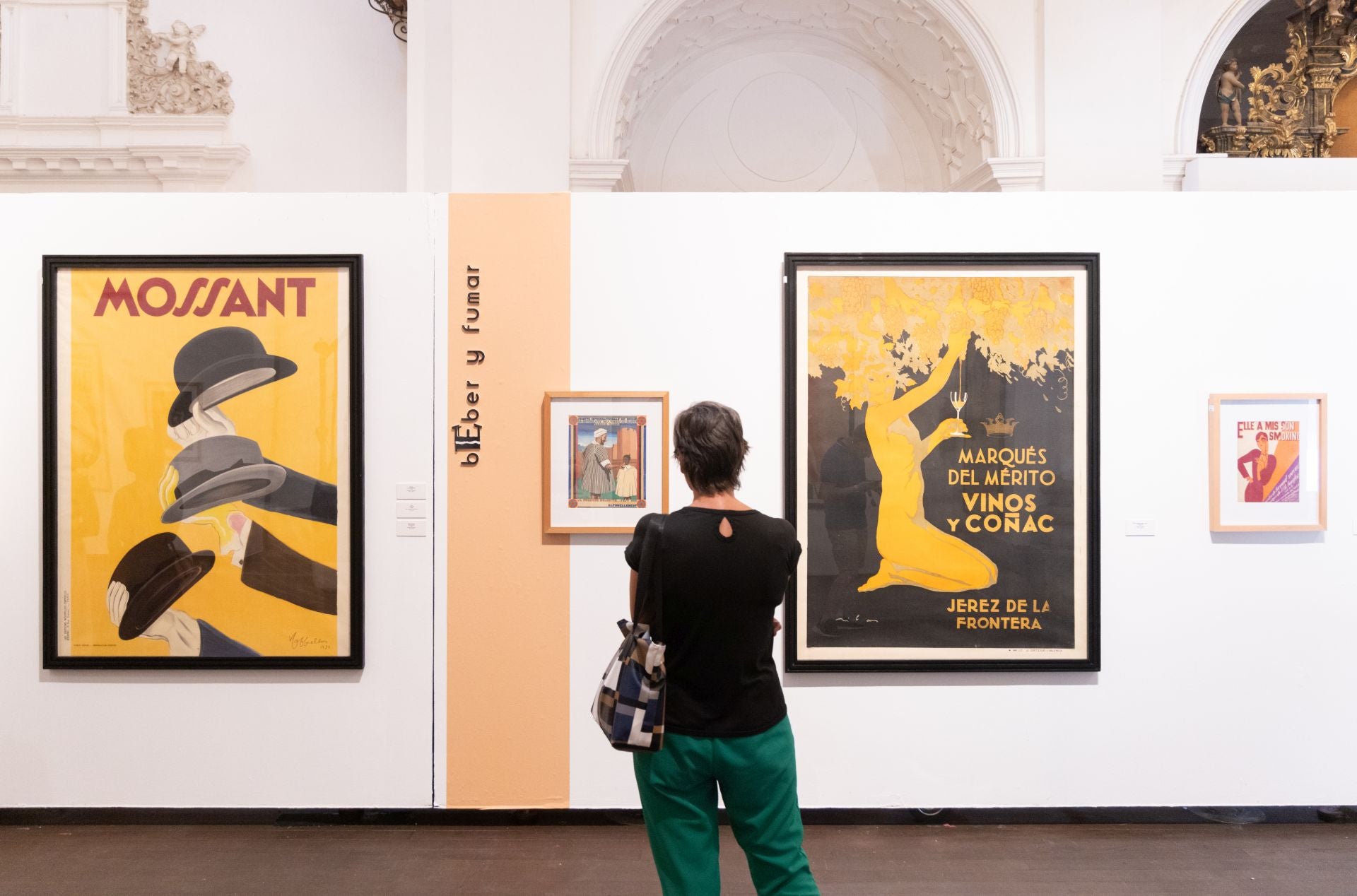 Los visitantes contemplan el mobiliario art decó expuesto en Las Francesas.