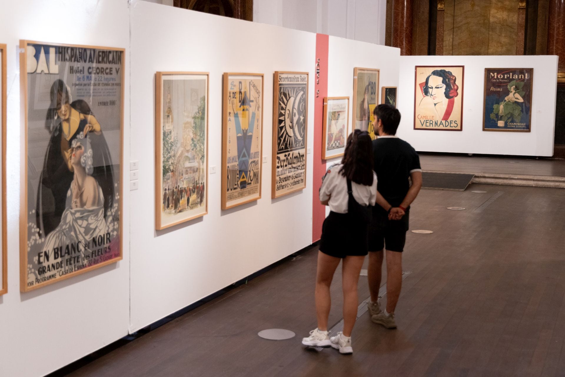 Los visitantes contemplan el mobiliario art decó expuesto en Las Francesas.
