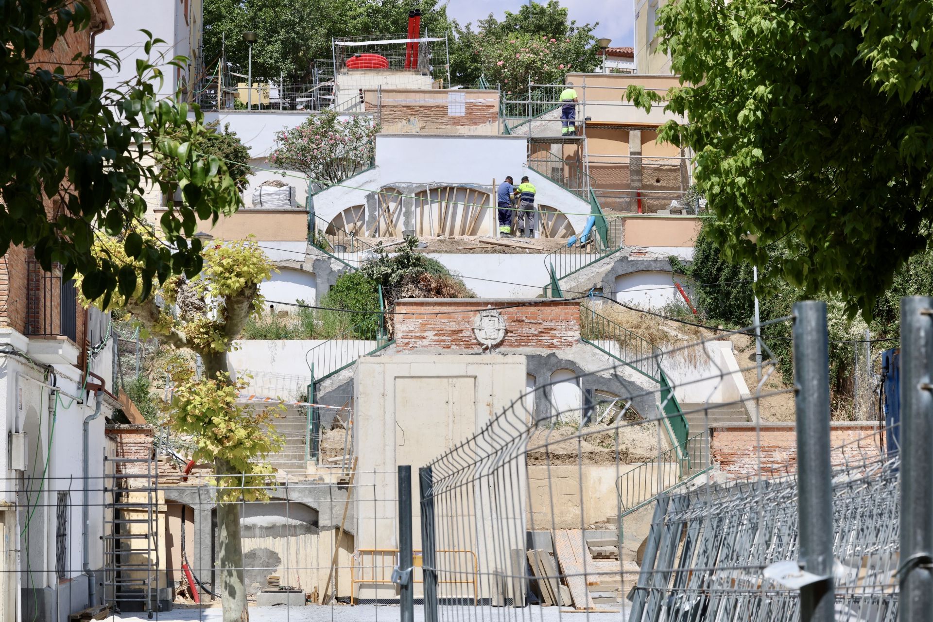 Operarios trabajando en las obras del nuevo ascensor del barrio.