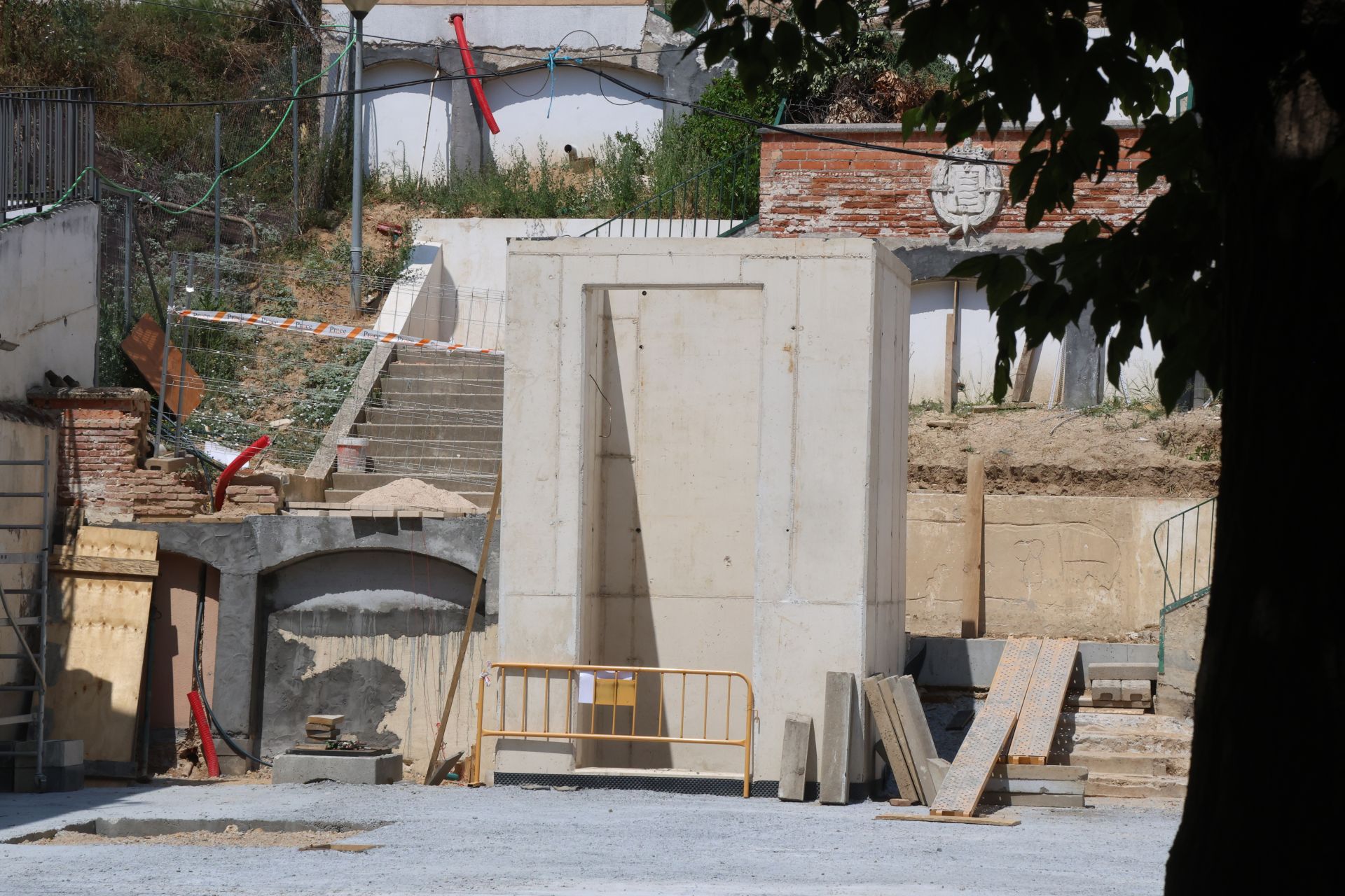 Imágenes de las obras del ascensor de Girón.