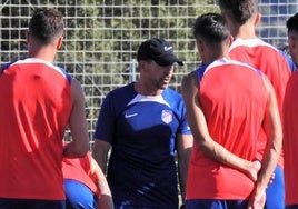 Simeone entrena a sus jugadores en Los Ángeles de San Rafael.