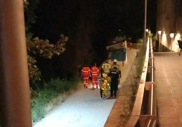 Los bomberos rescatan a un joven de las aguas del Pisuerga en Valladolid al filo de la medianoche