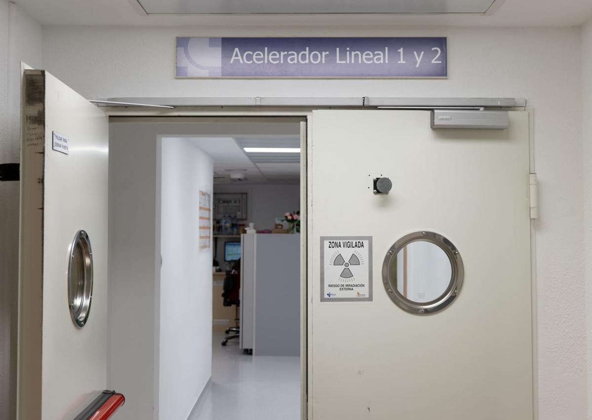 Imagen secundaria 1 - Sala de uno de los aceleradores lineales del Clínico, entrada que da acceso a dos de los equipamientos de radioterapia e imagen del paciente que recibió el primer tratamiento del alta precisión SBTR.