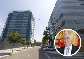 Aspecto actual de la calle y, en detalle, el ilustrador recibe un premio.