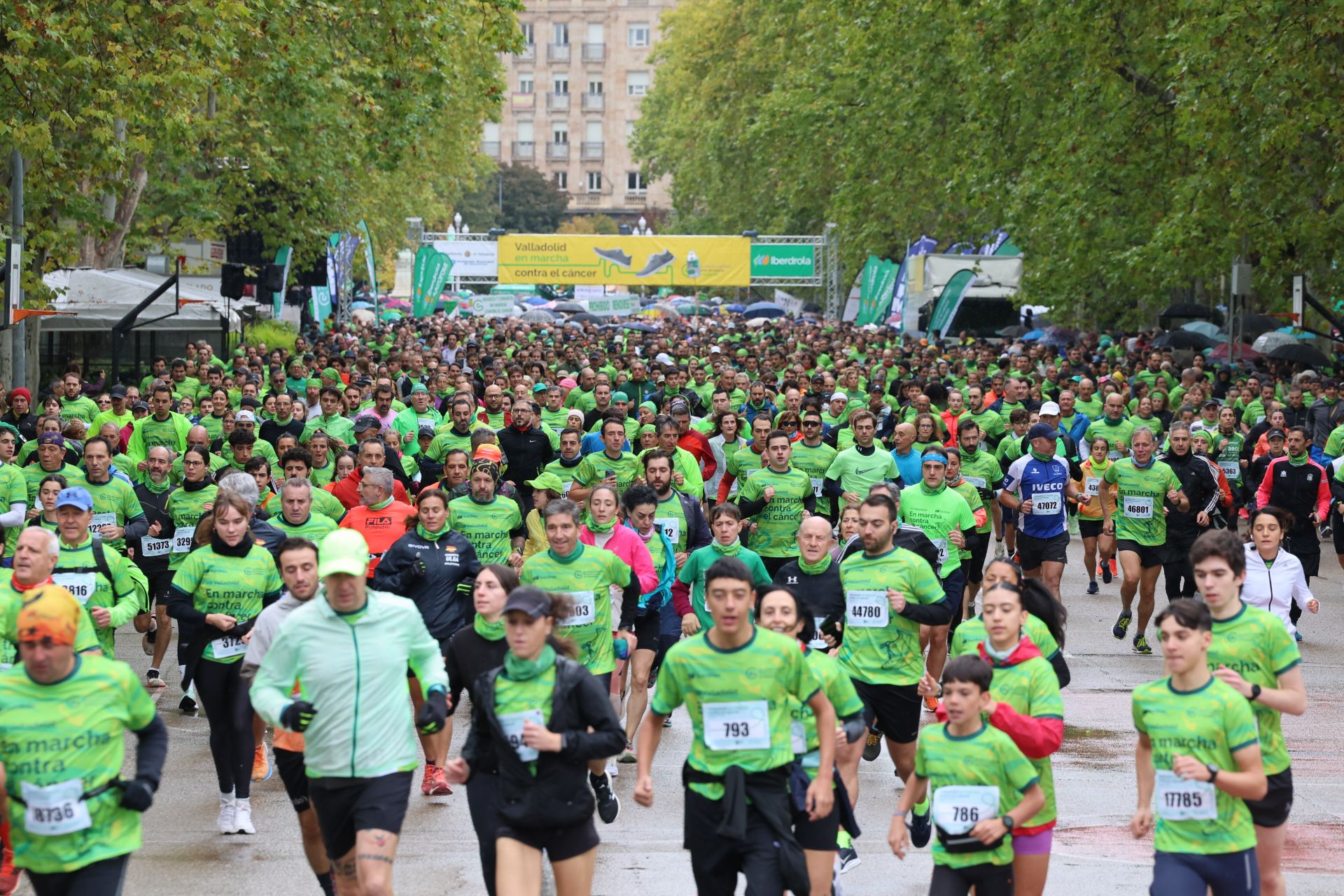 Participantes en la Marcha Contra el Cáncer celebrada en Valladolid en 2024.
