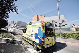 Una ambulancia accede al Hospital Clínico de Vallado, en una imagen de archivo.