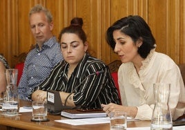 La portavoz de Vamos Palencia, Marta Font, en un pleno, junto a concejales del PSOE.