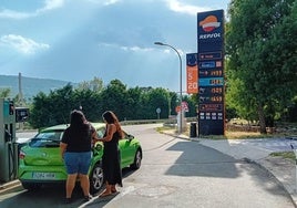 Dos mujeres llenan el depósito de su vehículo en una gasolinera de la provincia.