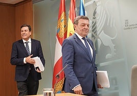 El consejero de Economía y Hacienda y portavoz, Carlos Fernández Carriedo (i), y el consejero de la Presidencia, Luis Miguel González Gago (d), comparecen en rueda de prensa posterior al Consejo de Gobierno.