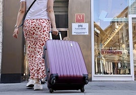 Una viajera ingresa en un apartamento en la calle Santiago.