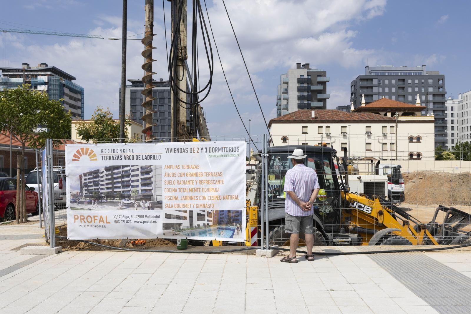 Construcción del bloque residencial Arco de Ladrillo, en la esquina con Gral. Shelly.