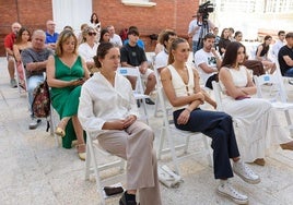 Deportistas y familiares, durante el acto de entrega de las becas.
