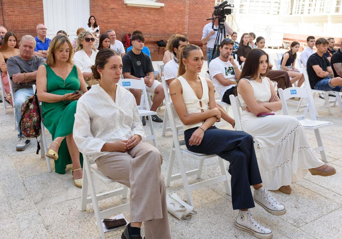 Deportistas y familiares, durante el acto de entrega de las becas.