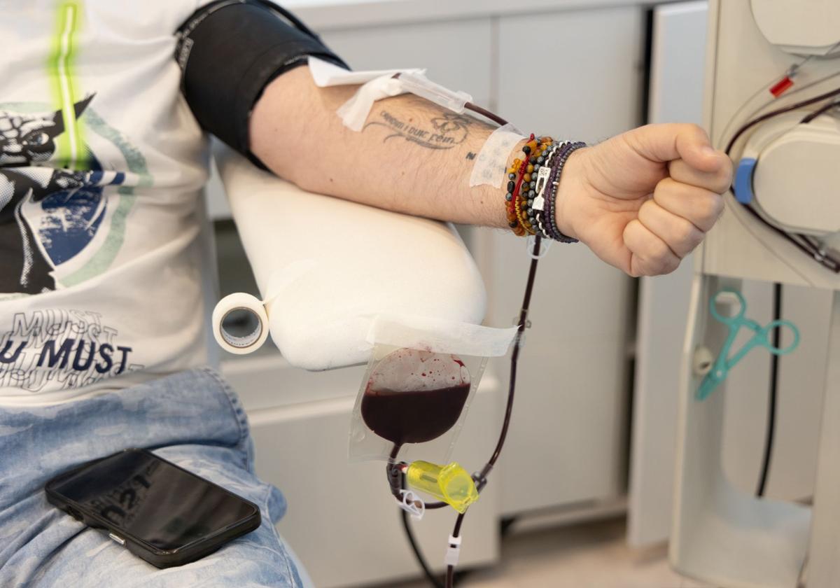 Un hombre dona sangre.