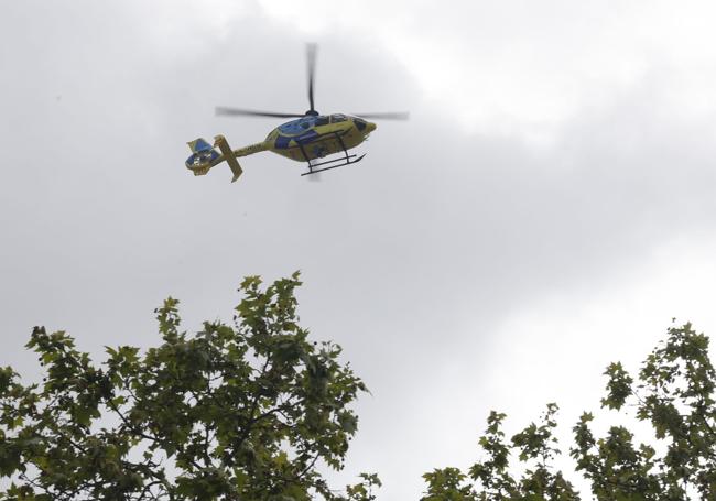 Helicóptero que presta servicio a Sacyl en vuelo.