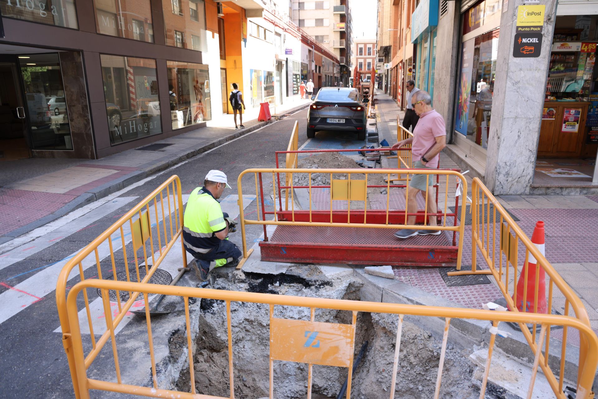 Un operario trabaja en el tramo de Paulina Harriet que permanecerá en obras hasta octubre.
