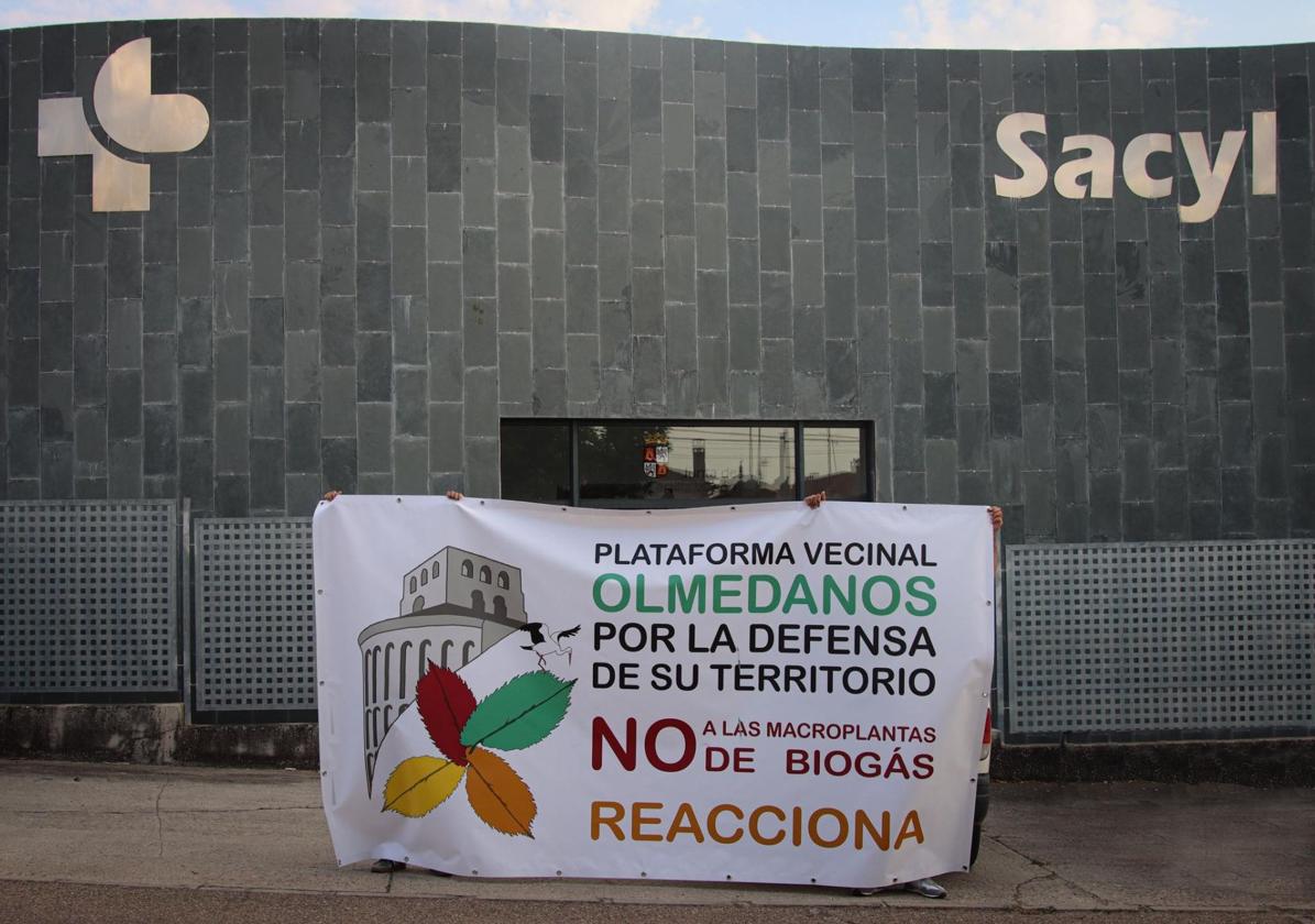 Pancarta de la plataforma vecinal 'Olmedanos por la defensa de su territorio'.