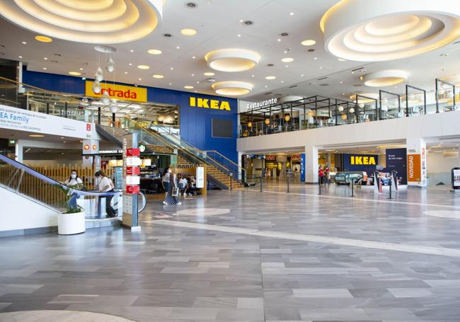 Interior del centro comercial.
