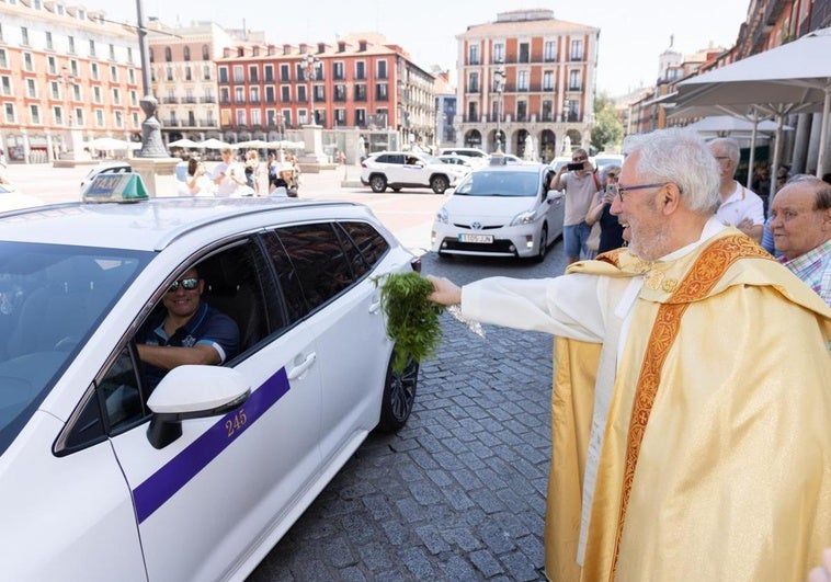 Los taxistas reciben la bendición en la Plaza Mayor.